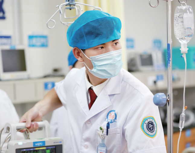 拥抱新生命,新生儿科护士将为新生儿进行沐浴,抚触等护理.