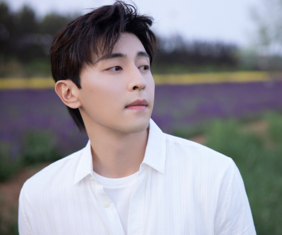 邓伦回石家庄参加活动,白色衬衫如阳光少年,怼脸状态过于真实