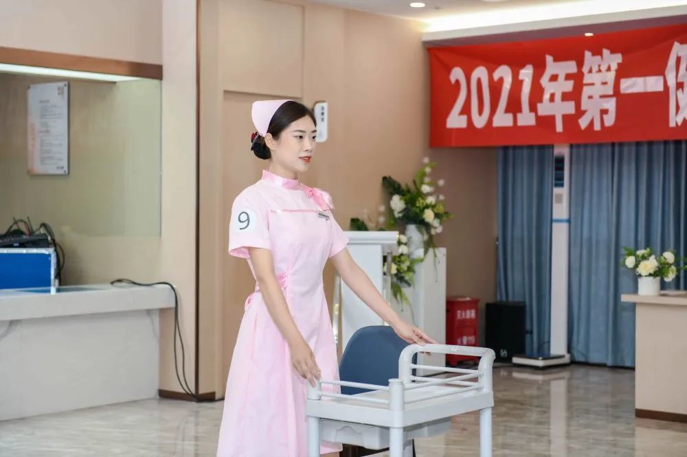 在礼仪展示环节,护士们淡妆上场,身形挺拔,自然,优雅,行走投足有力,柔
