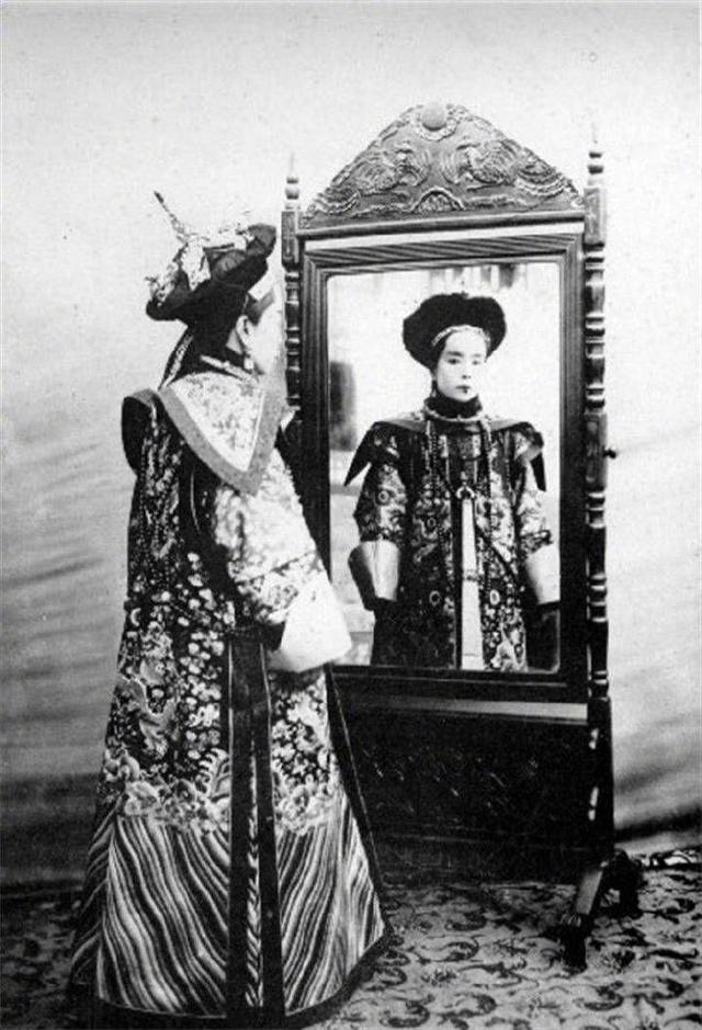 康熙对原配赫舍里氏有多痴情不仅将她葬入皇陵还因她违背祖训