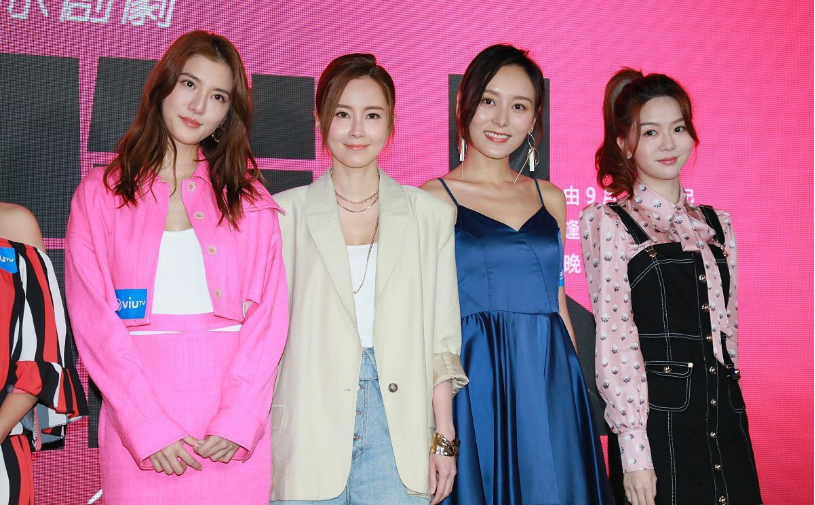 吴千语行为举止似名媛一身粉嫩套装显少女稚气身材高挑惹人羡