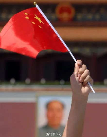 结束后每个人的脸上都表现出凝重的表情人群中少了往日的嘈杂沉痛哀悼