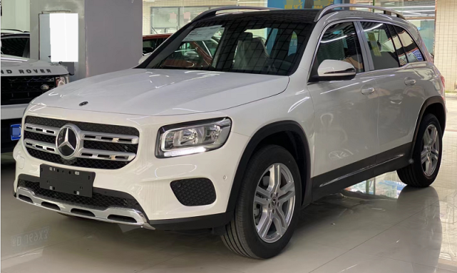 探店实拍奔驰glb,价格直降6万,内饰太豪华,但动力小吗?