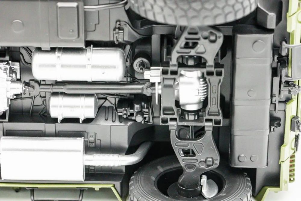 相对来说,三代猛士模型的底盘细节更为丰富,我们还注意到一个细节