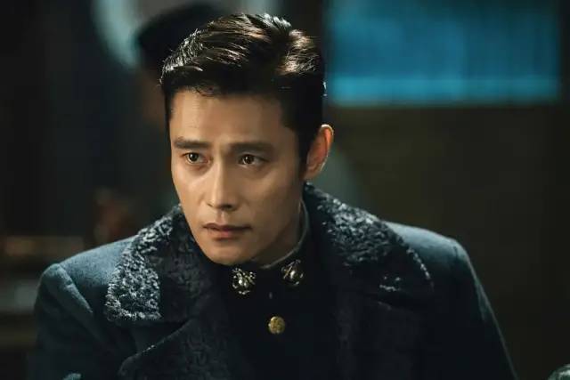 他被称为韩国版彭于晏,因"白幽灵"一角走红,50岁的年龄20岁的身体