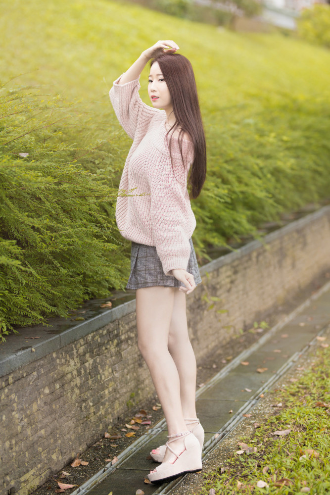 长袖冰丝衫 百褶短裙搭配盘带垫跟凉鞋,上暖下凉的感觉美美哒