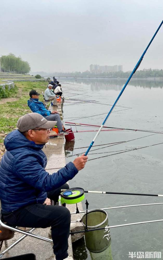 钟头也不见鱼上钩,但是钓鱼真正的快乐在于体会等待鱼上钩的悠闲自得