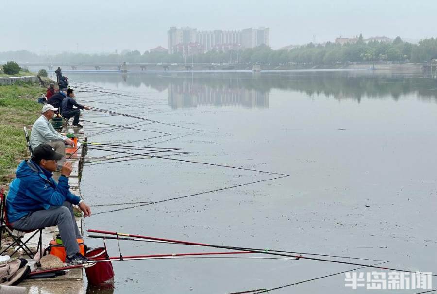 白沙河畔细雨蒙蒙雨中垂钓其乐融融