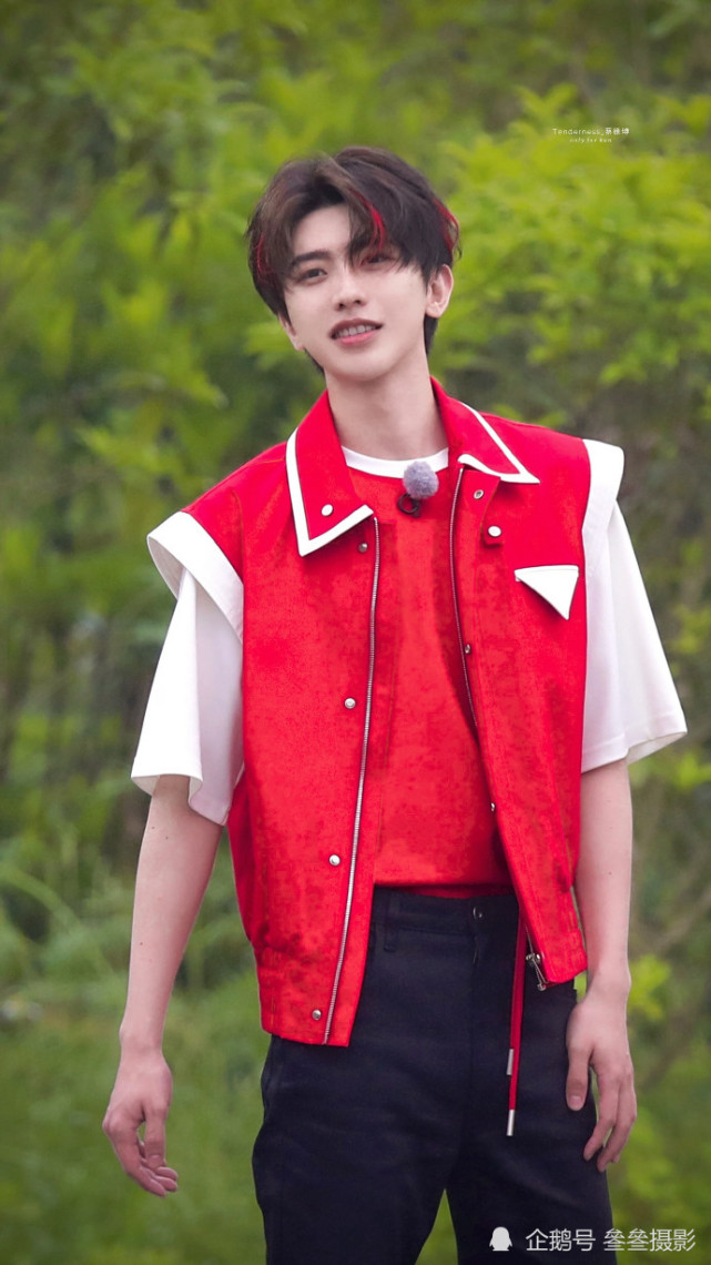 蔡徐坤红色挑染造型,尽显青春活力,酷帅男孩style