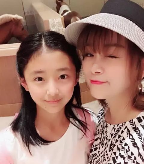 《变形计》自卑农村娃,被富妈妈抚养后变"名媛",父亲都认不出_腾讯