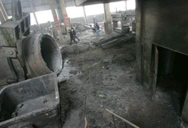 辽宁钢包脱落惨案:27吨钢水吞噬32名工人,事故现场成大铁饼