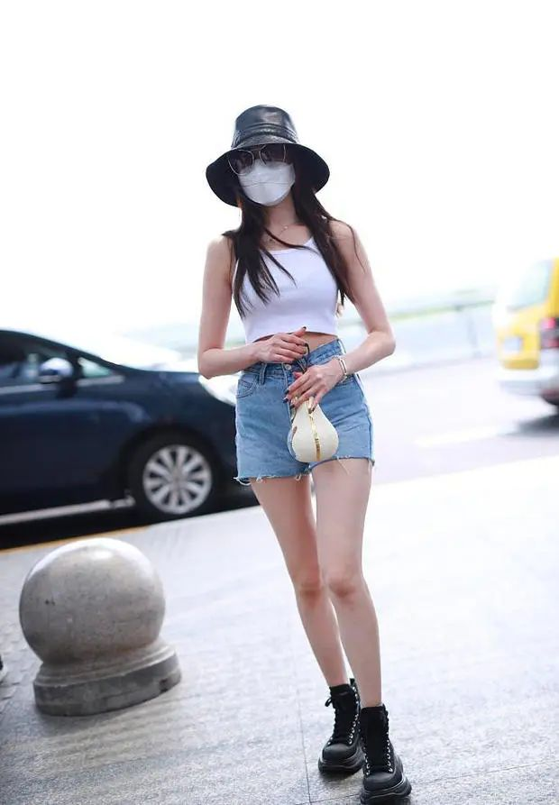 41岁秦岚逆生长了穿小背心搭蓝色短裤男友视角大片满屏少女感