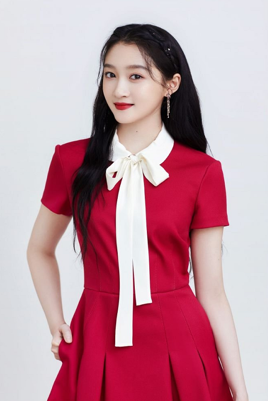 关晓彤私服可甜可酷!穿花衬衫搭破洞牛仔裤大长腿无处安放