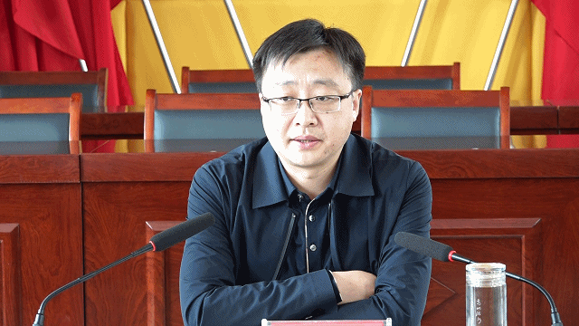 交口李刚在桃红坡镇就东方希望100万头生猪养殖全产业链项目进行调研