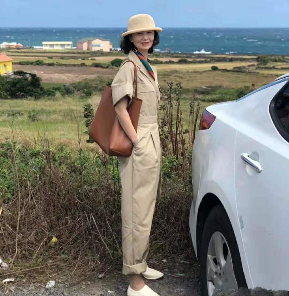 58岁的三木妈妈又时髦了穿五分裤戴帽子真洋气好适合妈妈们学
