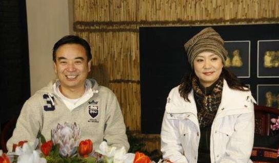 琼瑶剧御用老爷岳跃利原来是湖南台制片主任再婚娶小娇妻女儿表态让他