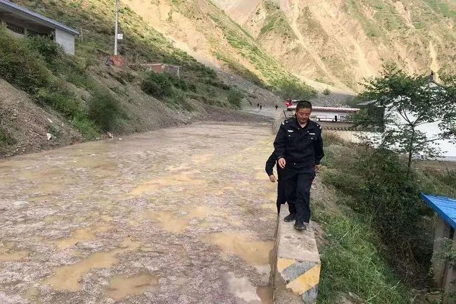 礼县大滩派出所雨天救助被困车辆
