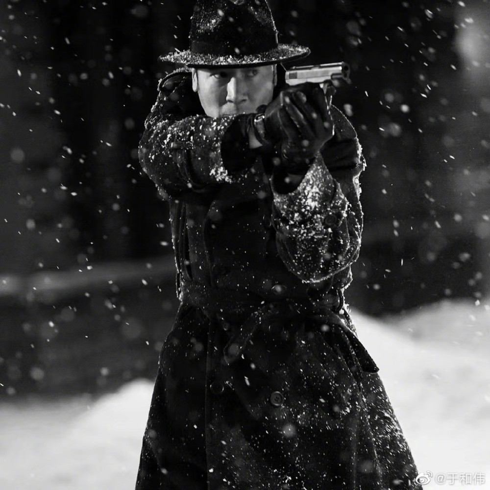 于和伟晒悬崖之上角色剧照雪中持枪身姿矫健