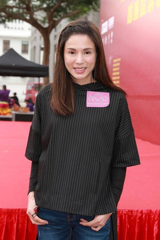 54岁的李若彤还是老了离开修图面部松弛略显老态但好身材依旧