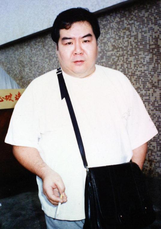 郑则仕小时候的家庭条件非常差,家里还有五个弟弟妹妹,作为家里的老大