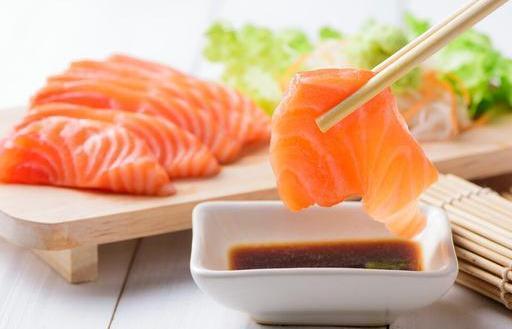 它进入人体后,裂头蚴及其分泌的酶就可能钻入人体的眼睛,皮下,口腔