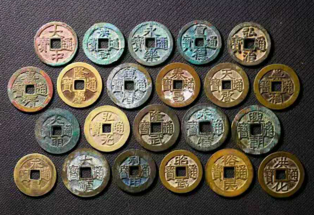 我记得有次被人拉进一个群,当时里面正在出售一枚兴朝通宝一分大样