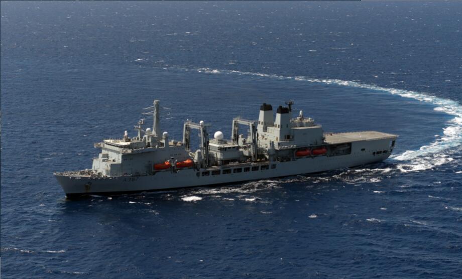 英国航母打击群还没来南海,随行的航母补给舰就起火了