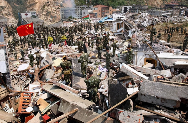 汶川地震中舍命救7人的英雄为何会成为阶下囚