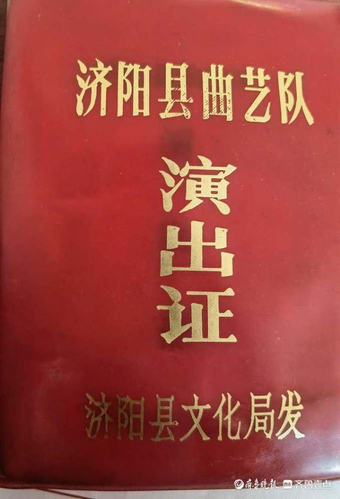 众人成了他的眼视力残疾的民间艺人进城路宽敞明亮了