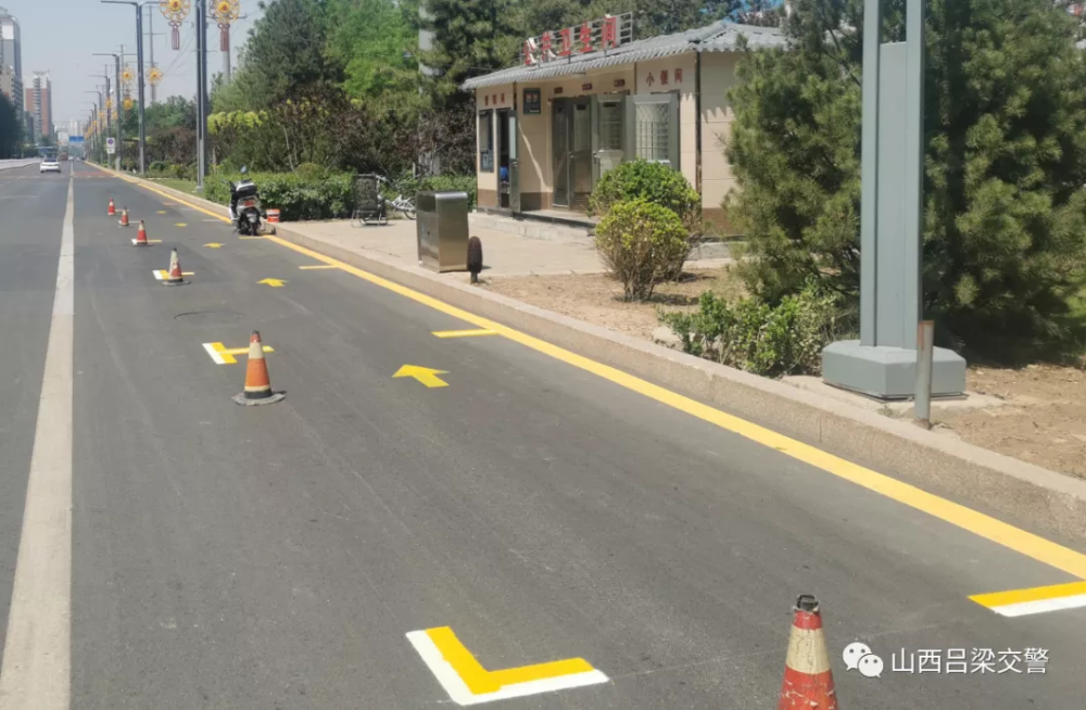 吕梁市区公共卫生间门前施划临时停车位