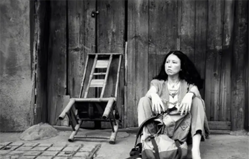 三毛生前最后的照片笑容灿烂眼神却充满忧郁4个月后在医院上吊