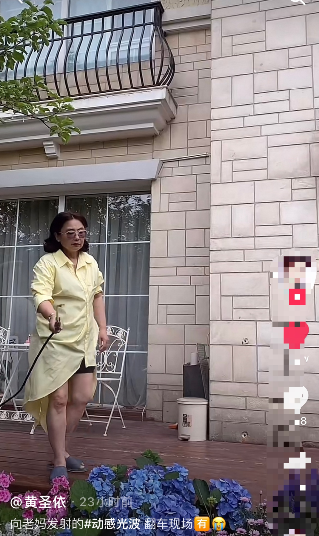 黄圣依晒与妈妈温馨视频 黄母认真打理花园 超豪华别墅曝光 黄圣依 杨子