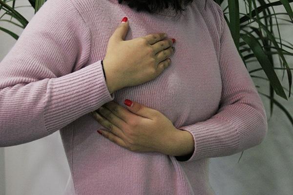 女生胸痛 发育图片