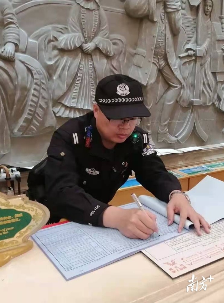 英雄一路走好!东莞民警黎伟标追悼会举行,市民自发送别