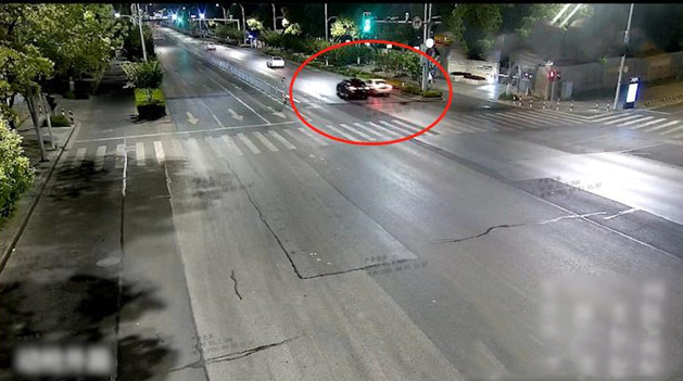 苏州一男子深夜搭讪网约车女子未果 别车发泄 下车后又踹司机车门 腾讯新闻