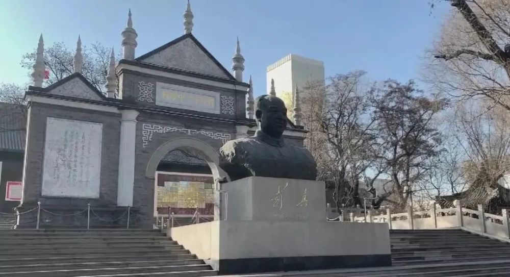在山西省太原市的文瀛公园,山西省立第一中学校的旧址就坐落在公园里.