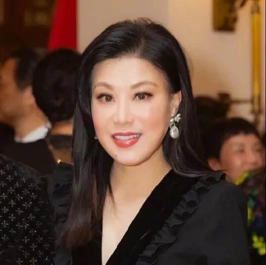 第三任妻子是贵州的商界女强人杨小娟,年轻漂亮,毕业于北京大学经济系