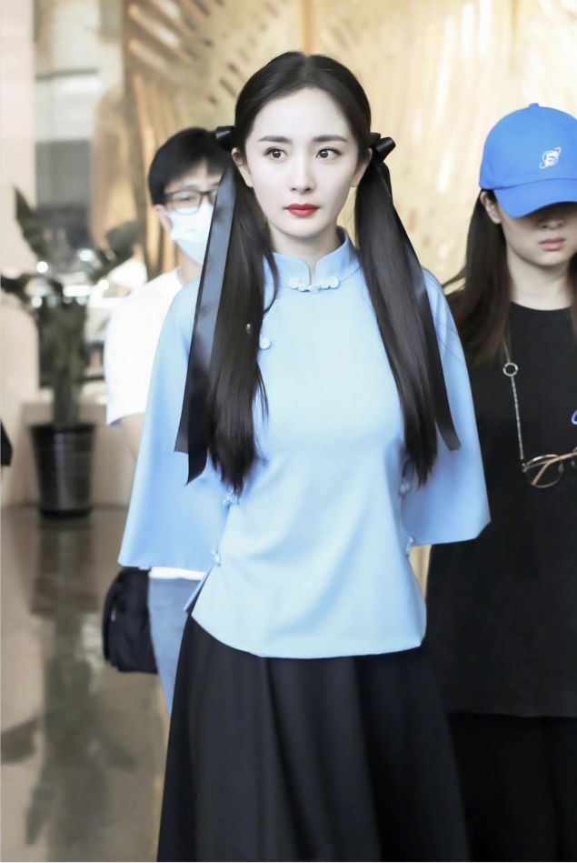 杨幂还是那么会穿,穿旗袍装配双马尾扮民国学生,清纯减龄不违和_腾讯