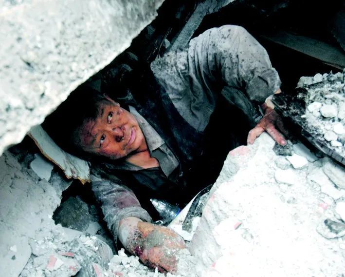 5.12地震灾情,主持人播报泣不成声,13年后仍会落泪·_腾讯新闻