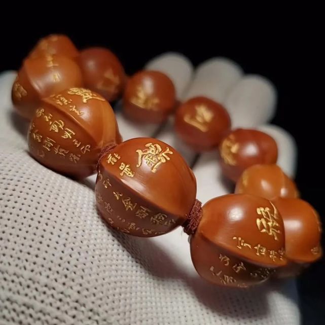 博大精深的橄榄核雕题材众多,有人喜欢玩雕工,有人则对橄榄核刻字一往