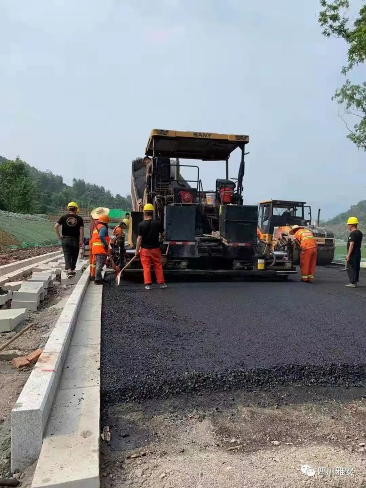 熊猫新城科研路完成首次沥青路面铺设
