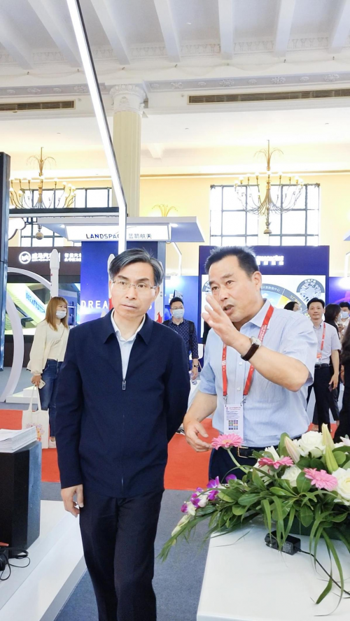 董事长李春波,副总裁俞焕明莅临现场浙江医药"来益"品牌为公司的主打