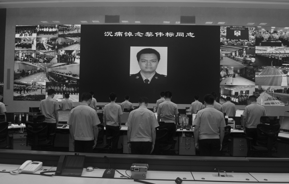 11时,东莞市殡仪馆星河厅哀乐低回,参加告别仪式的全体同志肃立默哀