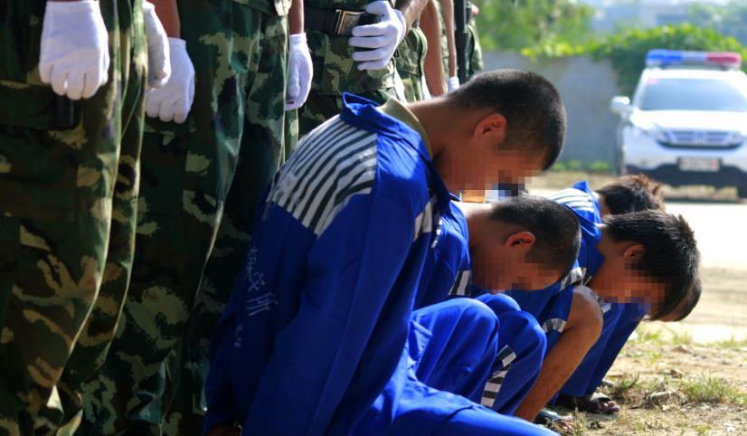 处决犯人时有时会站一排行刑人这是何意真的是怕打不准吗