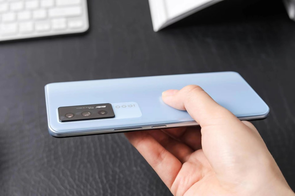 当然,本月还会有iqoo neo5活力版,也就是一款搭载骁龙870的lcd屏幕的