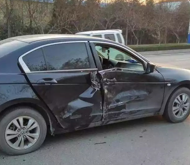 众泰保时捷首撞雅阁,断轴战败,网友大呼:买亏了