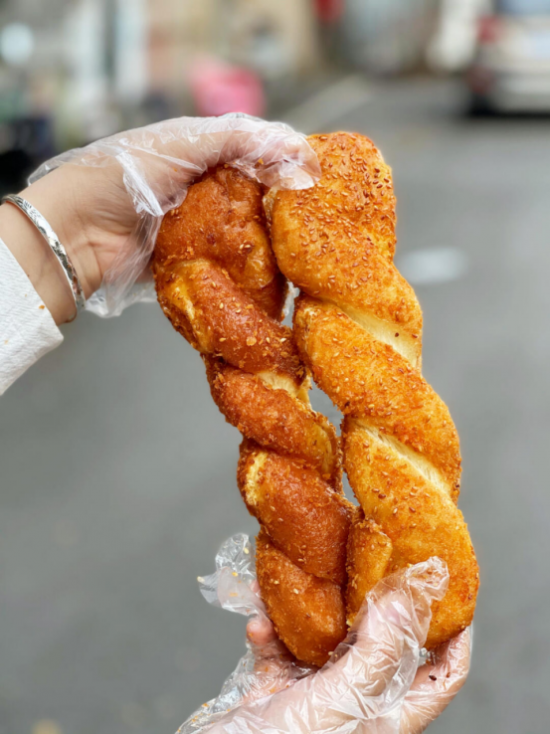 唇在感酸奶爆浆麻花火了外酥里软口口爆浆