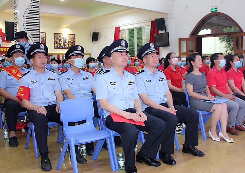 市公安局黨委委員,副局長彭曉峰與市幼兒園園長廖斯婧為賀州市