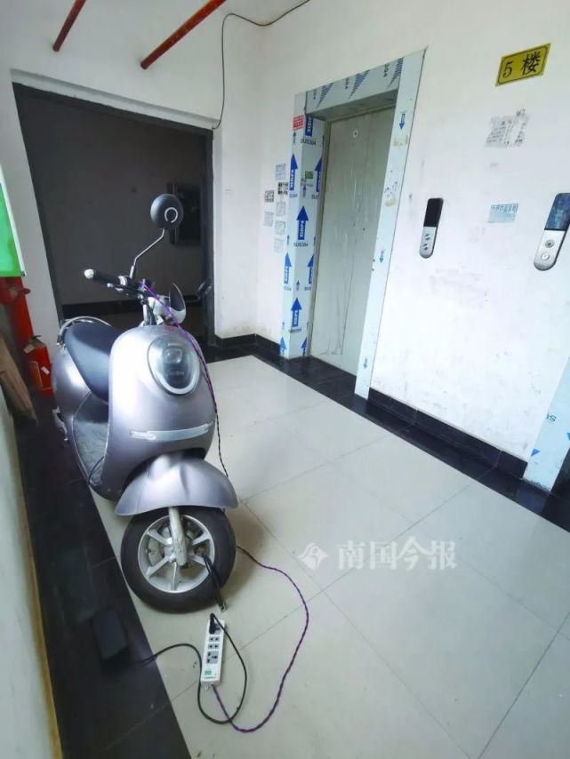 无视爆燃教训推进电梯楼道充电柳州电动车上楼入户乱象惊心
