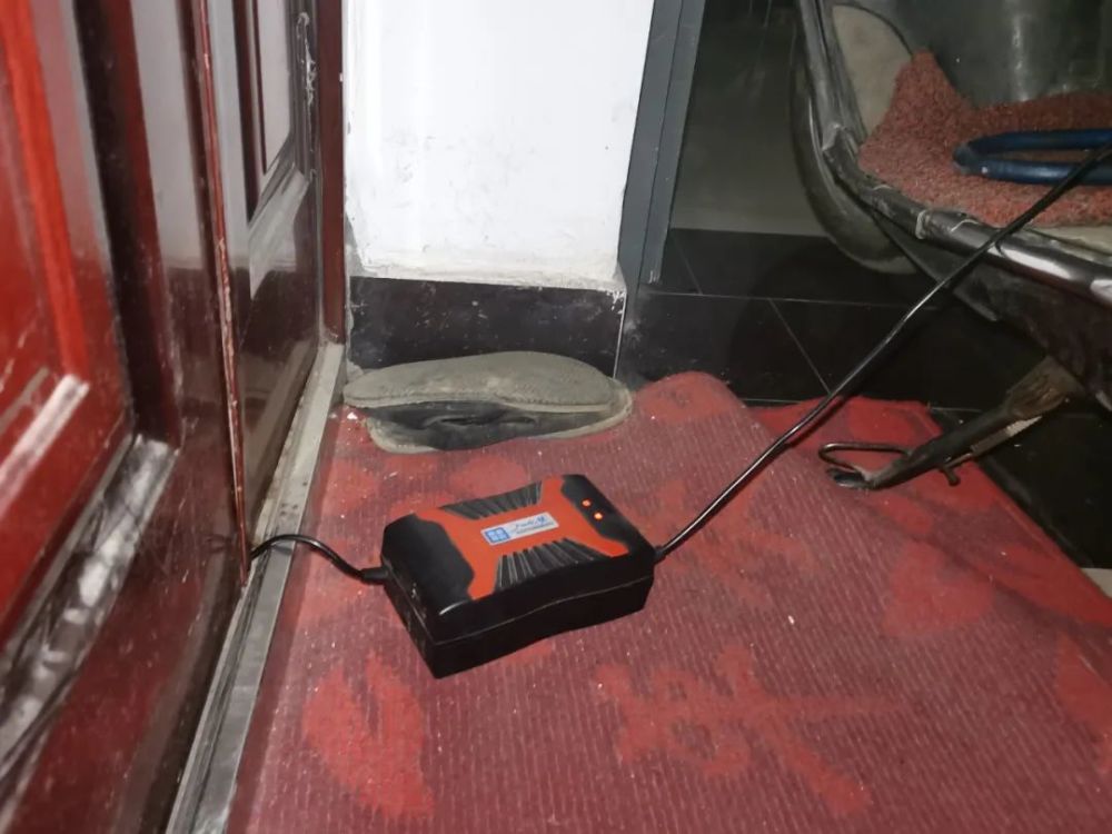 无视爆燃教训推进电梯楼道充电柳州电动车上楼入户乱象惊心